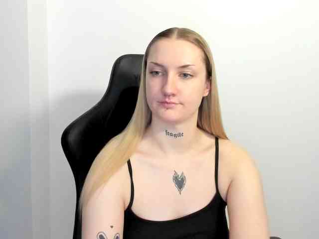 AlexaKisses webcam