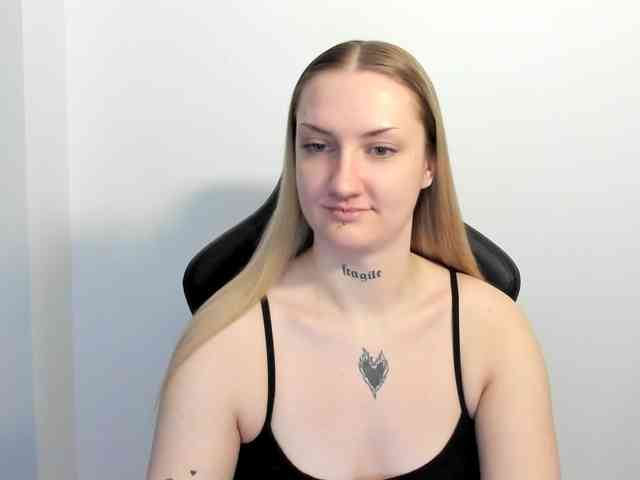 AlexaKisses webcam