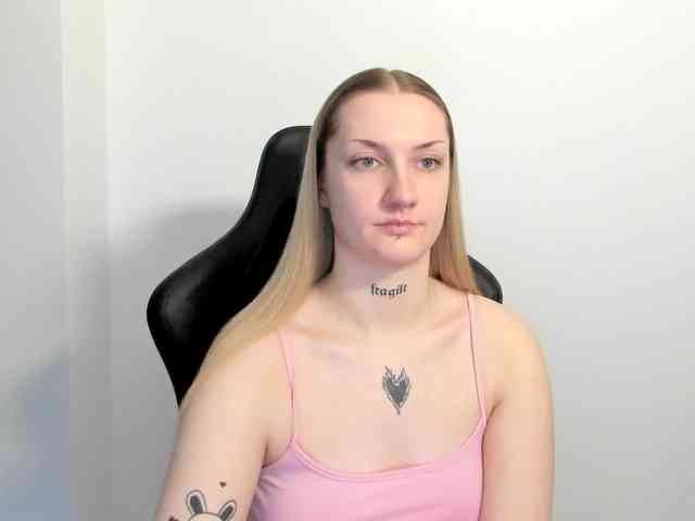 AlexaKisses webcam