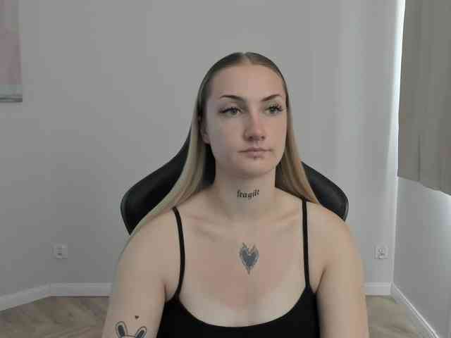 AlexaKisses webcam
