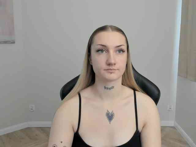 AlexaKisses webcam