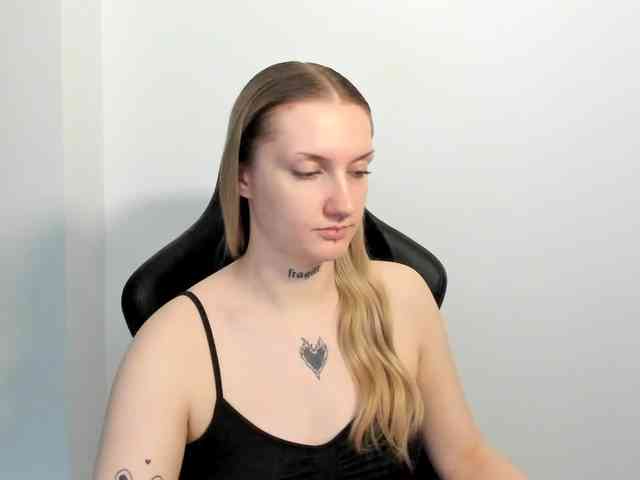 AlexaKisses webcam