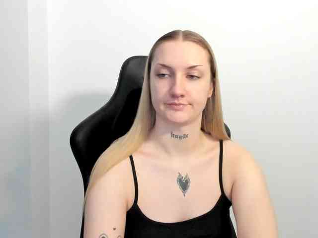AlexaKisses webcam