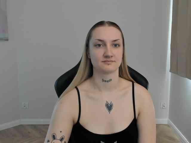 AlexaKisses webcam