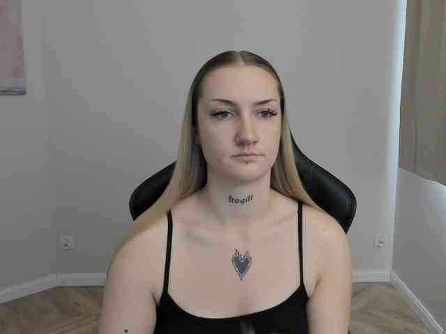 AlexaKisses webcam