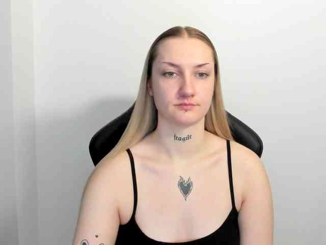 AlexaKisses webcam