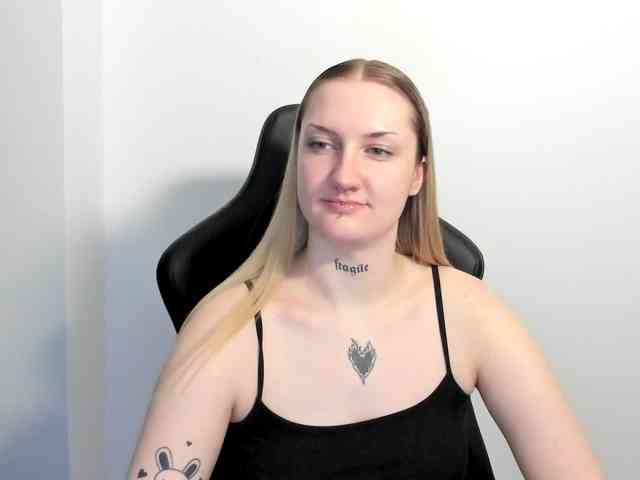 AlexaKisses webcam