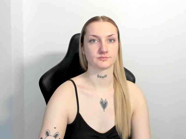 AlexaKisses webcam