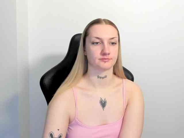 AlexaKisses webcam