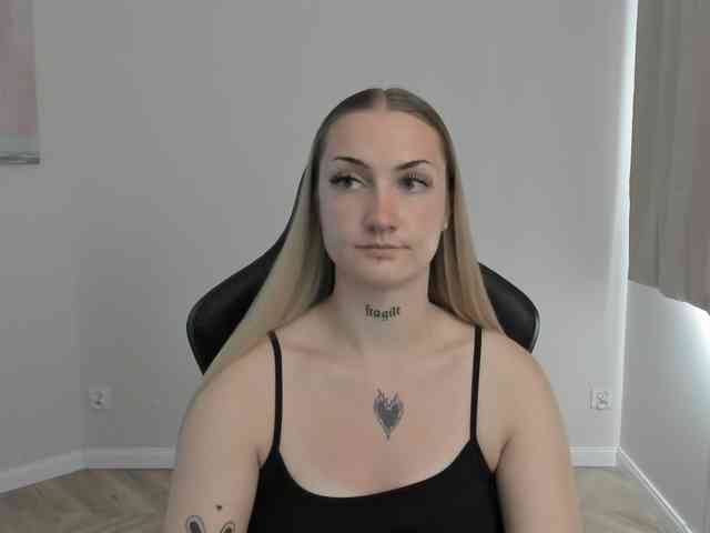 AlexaKisses webcam