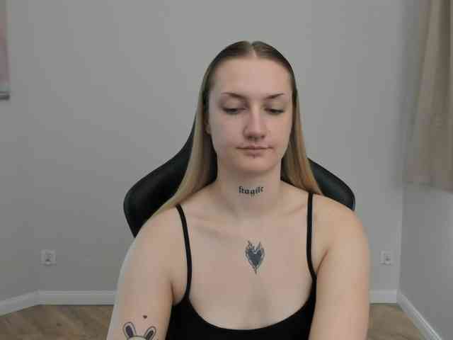 AlexaKisses webcam