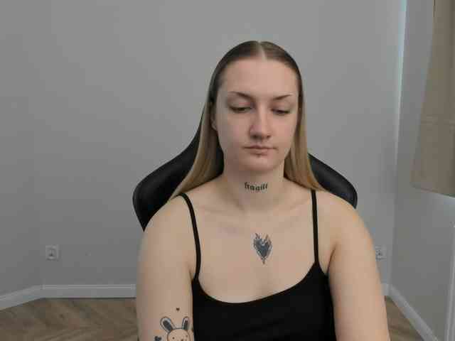 AlexaKisses webcam