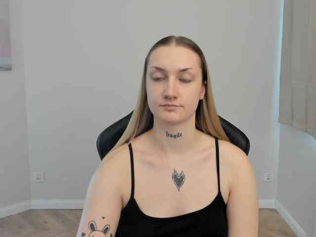 AlexaKisses webcam