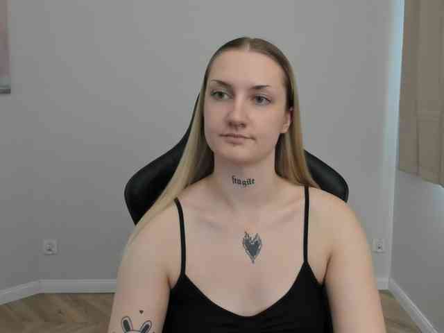 AlexaKisses webcam