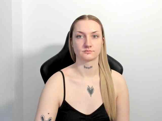 AlexaKisses webcam