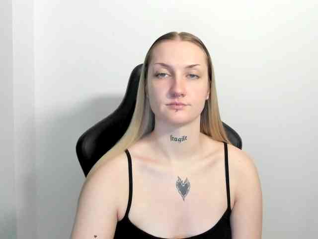 AlexaKisses webcam