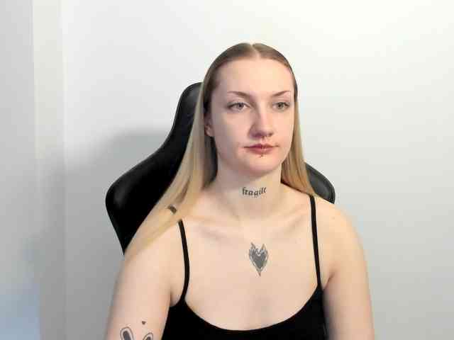 AlexaKisses webcam