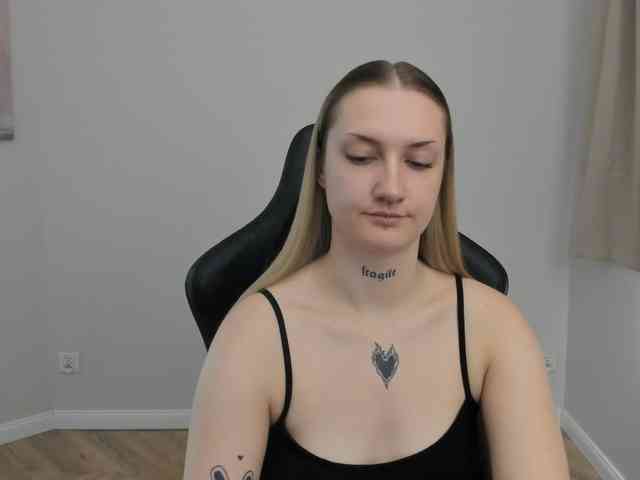 AlexaKisses webcam