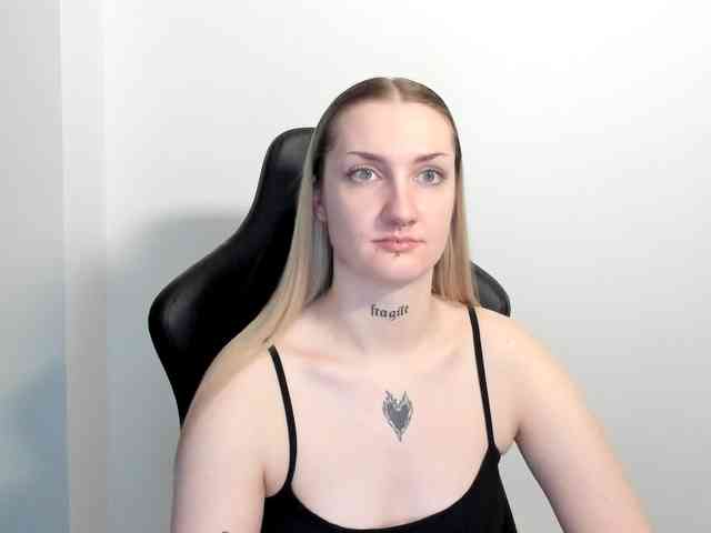 AlexaKisses webcam
