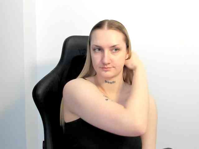 AlexaKisses webcam
