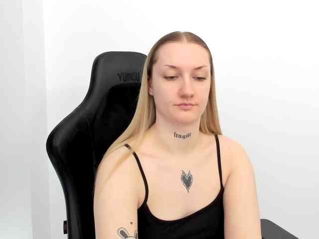 AlexaKisses webcam