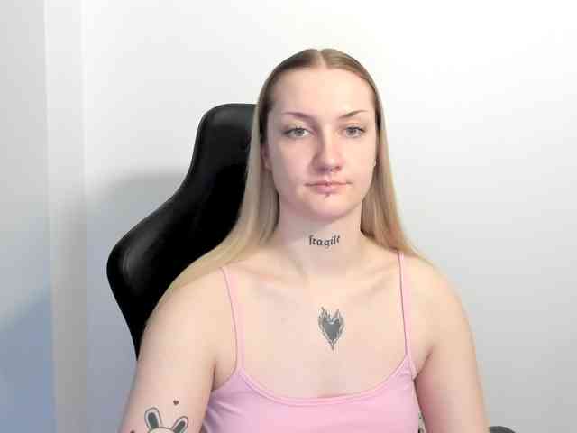 AlexaKisses webcam