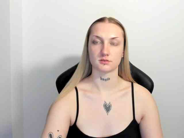 AlexaKisses webcam