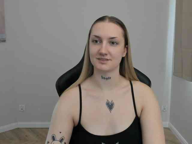 AlexaKisses webcam