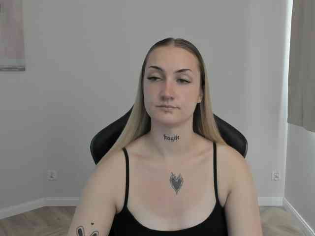 AlexaKisses webcam