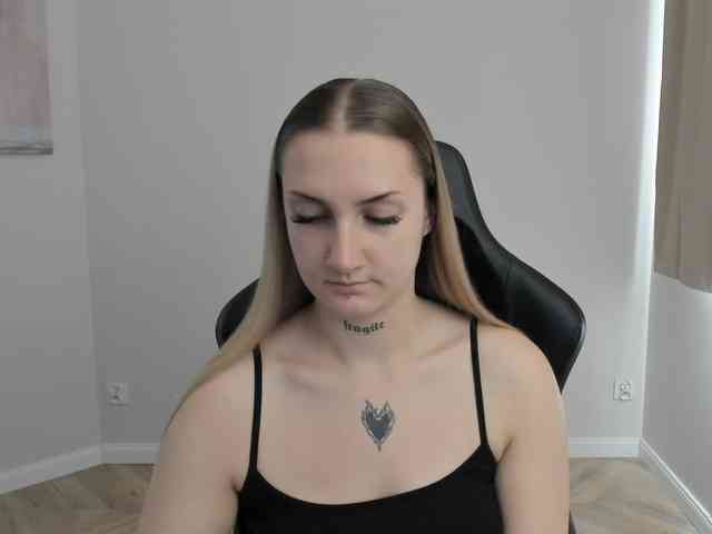 AlexaKisses webcam