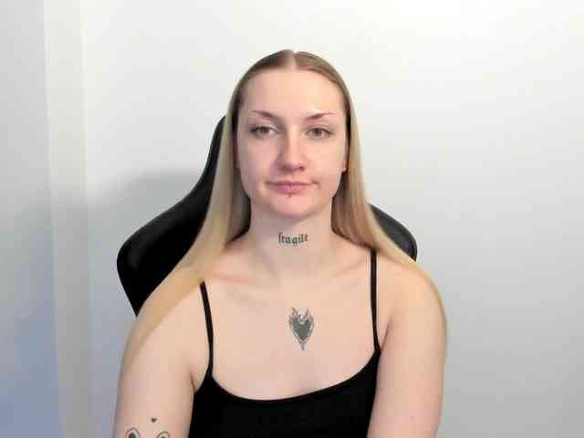 AlexaKisses webcam