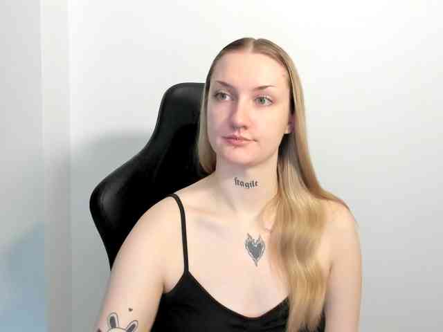 AlexaKisses webcam