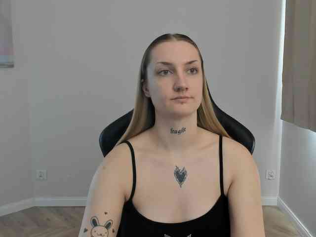 AlexaKisses webcam