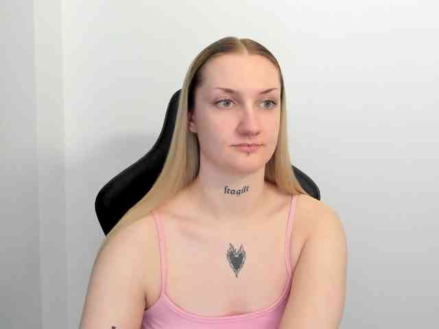 AlexaKisses webcam