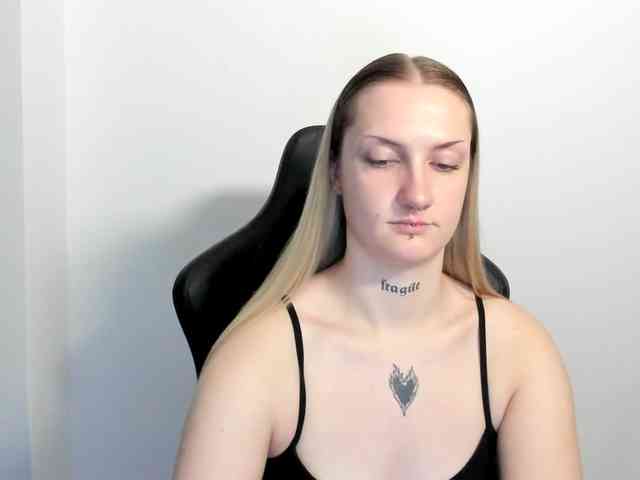 AlexaKisses webcam