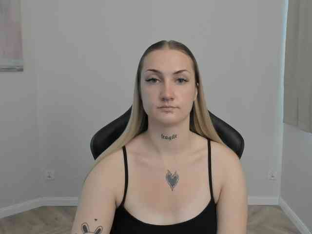 AlexaKisses webcam
