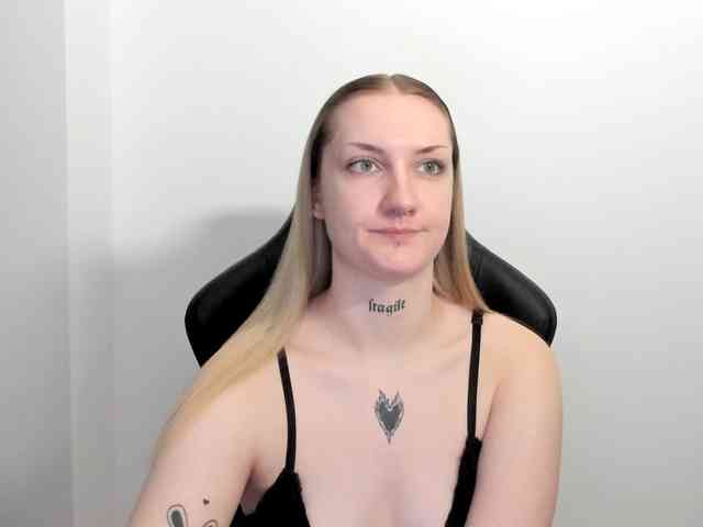 AlexaKisses webcam