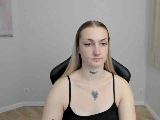 AlexaKisses webcam