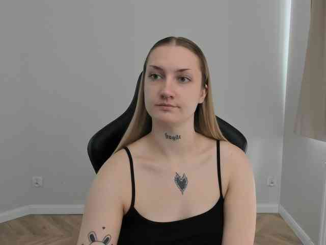 AlexaKisses webcam