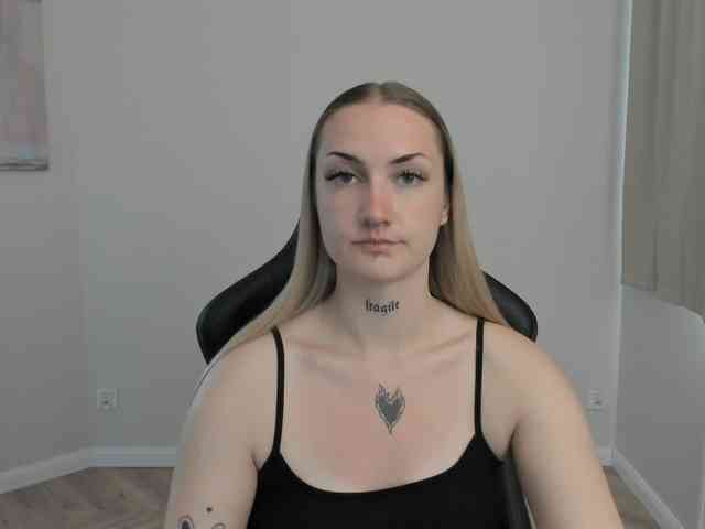 AlexaKisses webcam