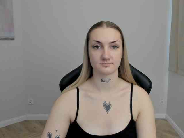 AlexaKisses webcam