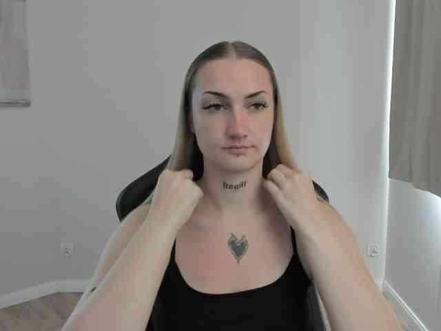 AlexaKisses webcam
