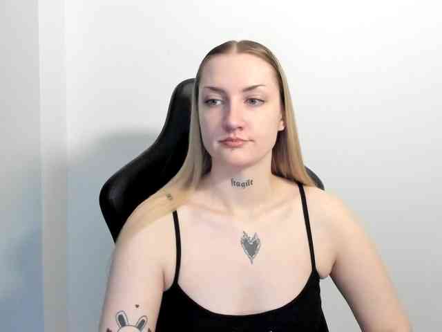 AlexaKisses webcam