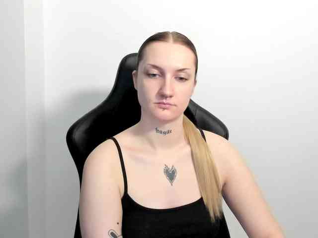 AlexaKisses webcam
