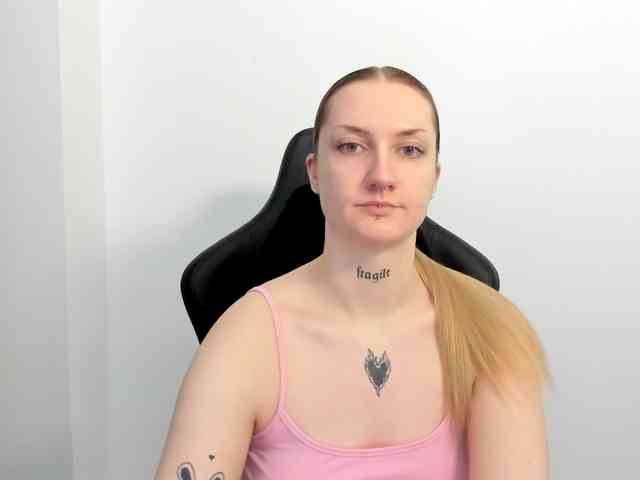 AlexaKisses webcam