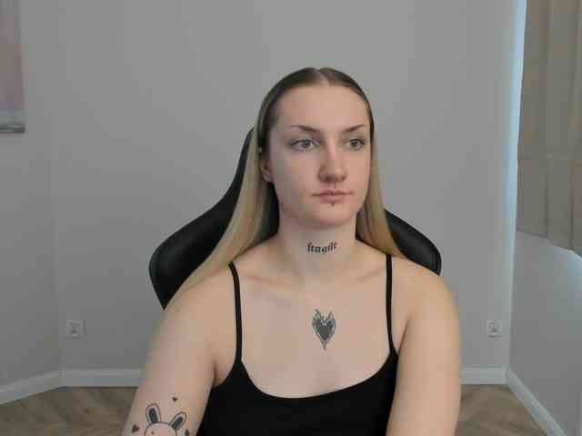 AlexaKisses webcam