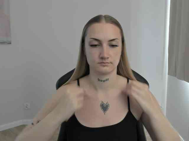 AlexaKisses webcam