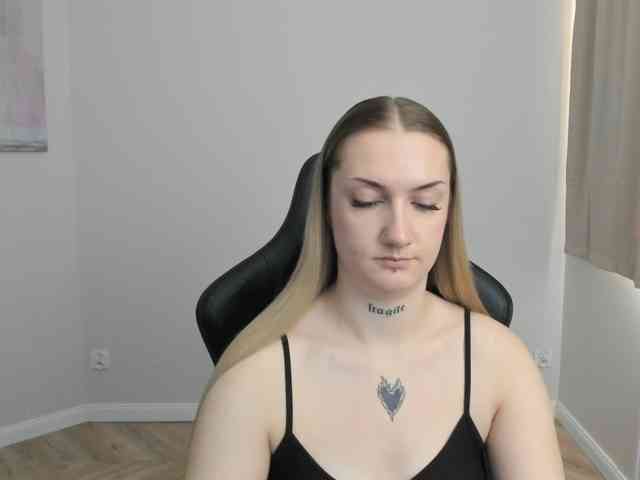 AlexaKisses webcam