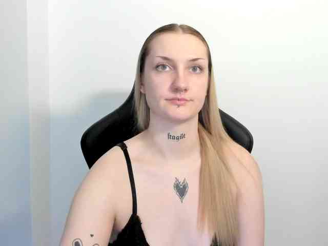 AlexaKisses webcam