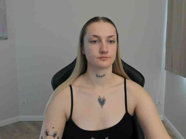 AlexaKisses webcam